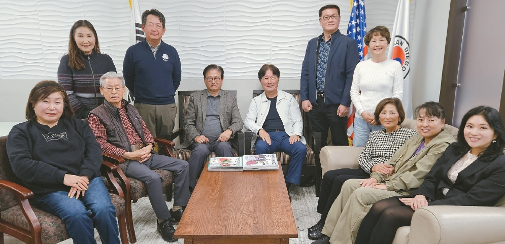 한인회 첫 임시 이사회가 지난 26일 한인회 사무실에서 열렸다. 신임 이사장을 선출한 이날 이사들 모두가 헌신과 봉사를 다짐했다. 사진 앉은 사람 왼쪽부터 한유미, 권순만, 앤디 박, 하강수, 김정아, 한희정, 여근하, 서있는 사람 왼쪽부터 헬렌 오, 댄 윤, 샘 조, 모경진.