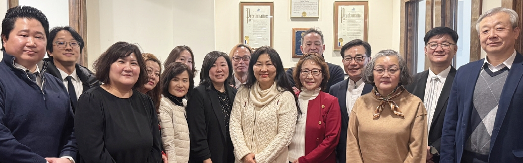 뉴욕가정상담소(KAFSC)는 28일 그레이스 멩 연방하원의원과 함께 퀸즈 지역 종교.비영리단체 리더들을 초청해 라운드테이블을 개최했다. 이날 간담회에서는 한인 커뮤니티가 겪는 이민 불안과 경제적 어려움, 필수 서비스 접근 문제가 주요 의제로 논의됐다.  [뉴욕가정상담소]