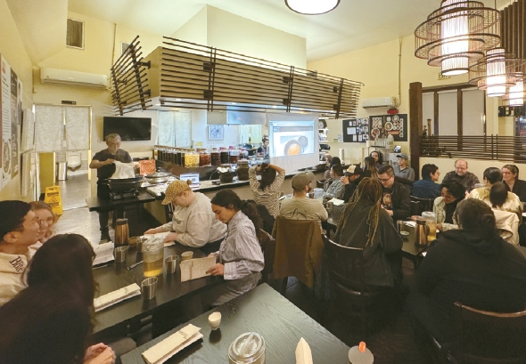 지난 27일 LA 한인타운 한식당 ‘소반’에서 열린 막걸리 만들기 체험 클래스에서 비한인 참가자들이 전통 방식의 막걸리 주조 과정을 배우고 있다. 