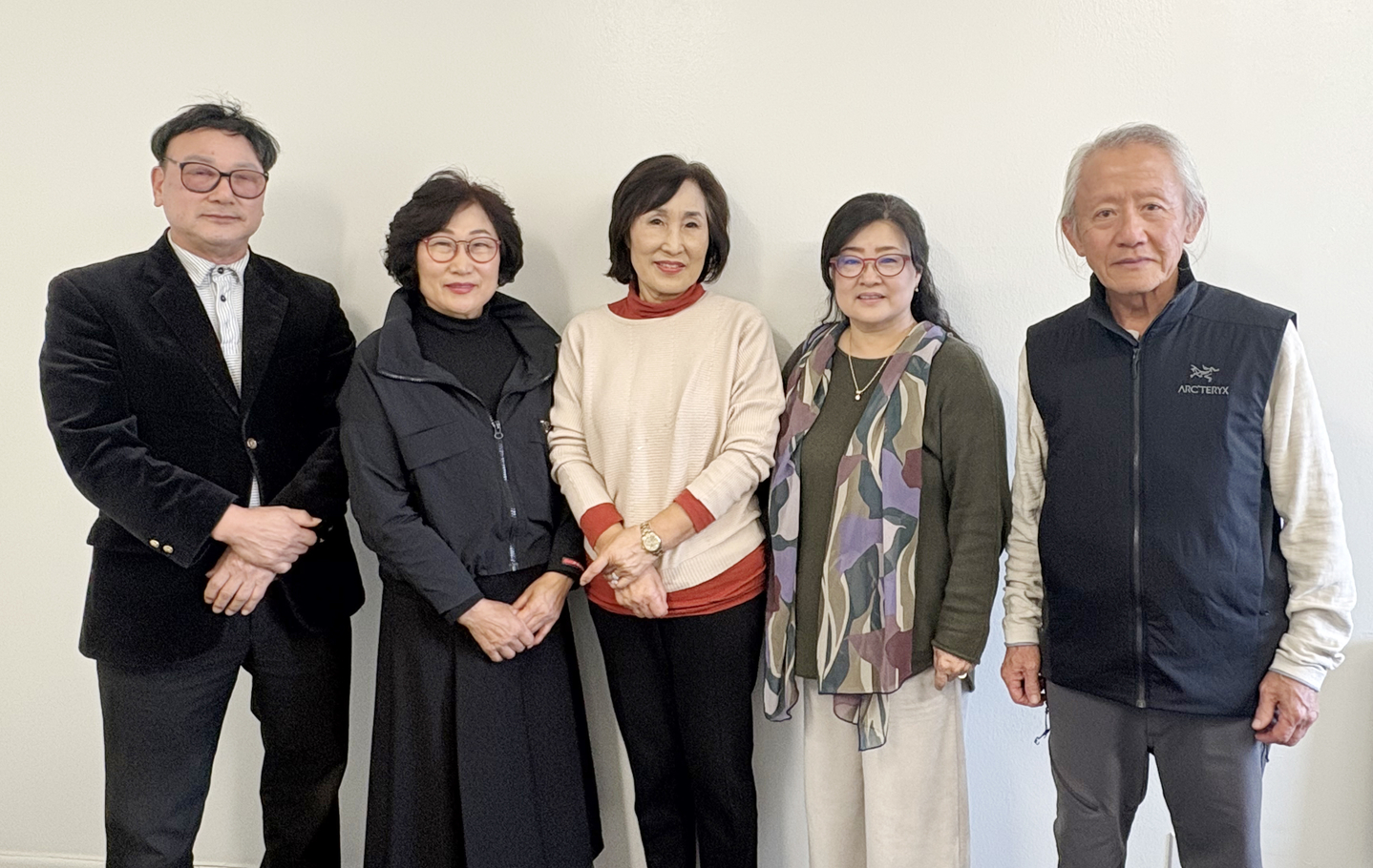 한국디카시인협회 OC지부 관계자들. 왼쪽부터 대니얼 정 사진작가, 신영숙 교육부장, 성민희 회장, 김향미 부회장, 모리스 우 홍보부장.
