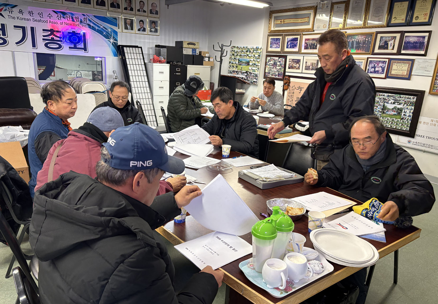 뉴욕한인수산인협회는 29일 뉴욕시 브롱스 협회 사무실에서 간단한 다과와 함께 20여 명의 회원들이 참석한 가운데 2025년도 결산 총회를 개최했다. 황규삼 이사장의 사회로 진행된 이날 총회에서 참석자들은 ▶2025년 결산 승인 ▶2026년 예산 승인 등 주요 안건을 승인하고, 서로의 수고를 격려하는 시간을 가졌다. [뉴욕한인수산인협회] 