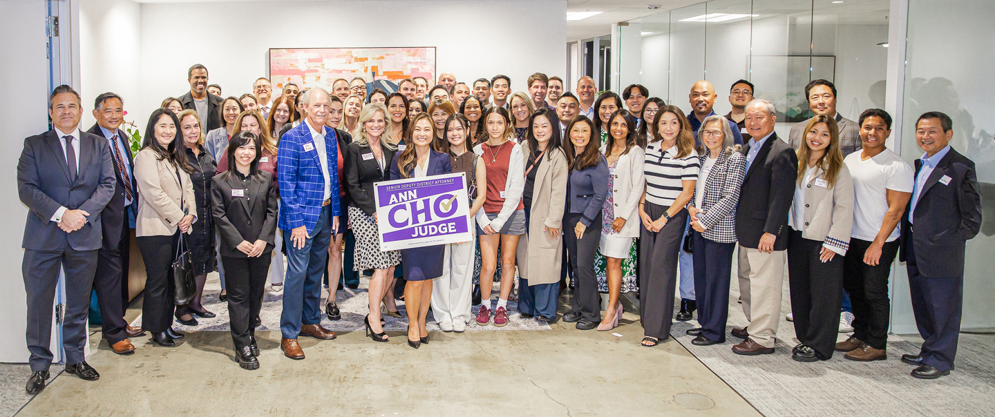 지난달 20일 뉴포트비치의 로펌 콜 앤드 잰센(Call & Jensen)이 앤 조 OC 검사를 위해 마련한 선거 기금 모금 행사 참석자들이 한자리에 모였다. 맨 앞줄 캠페인 푯말을 든 이가 앤 조 검사. [앤 조 검사 제공]