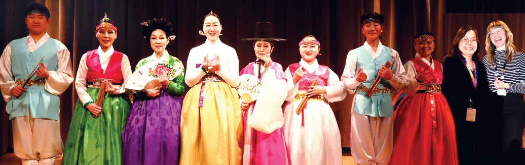 뉴욕한국국악원이 지난달 28일 플러싱 메인스트리트에 위치한 퀸즈공립도서관 플러싱 분관에서 음력설 축하 공연을 했다. 국악원 단원들은 입춤과 설장구, 소고춤, 사물놀이, 화선무와 신명나는 모듬북 공연으로 관객들의 뜨거운 박수를 받았다.  [뉴욕한국국악원]