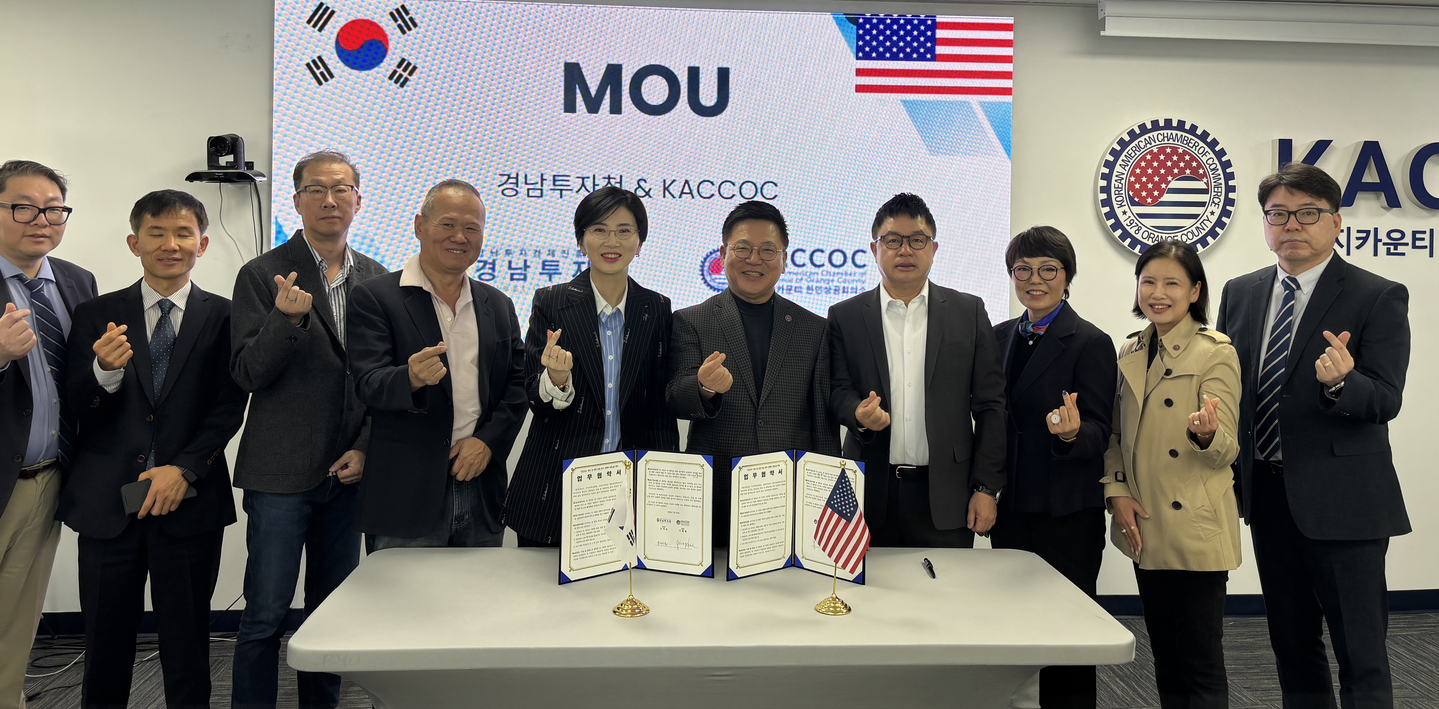 이중열(왼쪽에서 여섯 번째) 회장을 비롯한 OC한인상공회의소 임원, 경남투자청 관계자들이 업무협약 체결 직후 함께 자리했다. [상의 제공] 