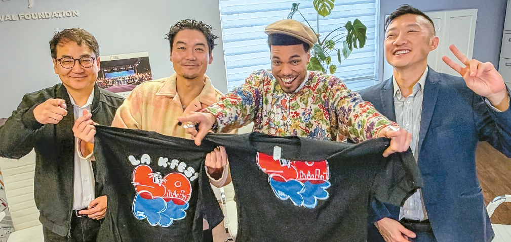 (왼쪽부터) 알렉스 차 축제재단 이사장, 조니 덤파운디드 박, 앤더슨 팩, PK 김이 기자단을 향해 포즈를 취하고 있다.  김상진 기자