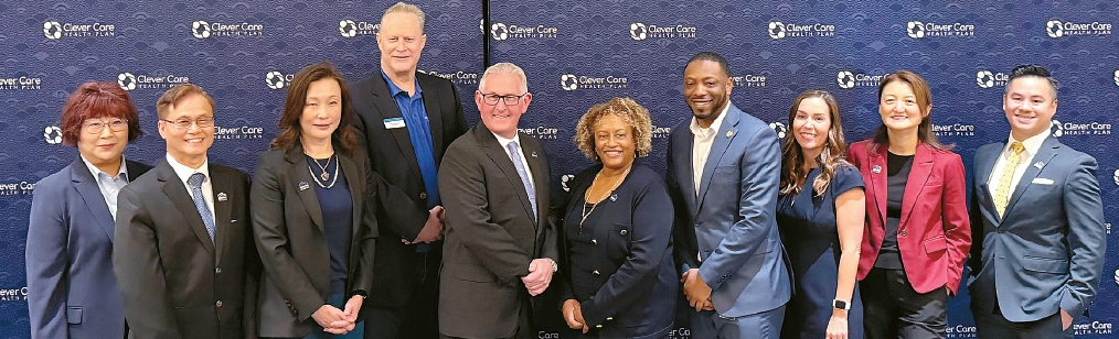 지난 3일 열린 클레버케어 미디어 콘퍼런스에서 (맨 왼쪽부터) 써니 명 브로커 세일즈 매니저, 리처드 그린(다섯 번째) 사장, 카렌 존슨(여섯 번째) 최고경영자 등이 함께 자리했다.