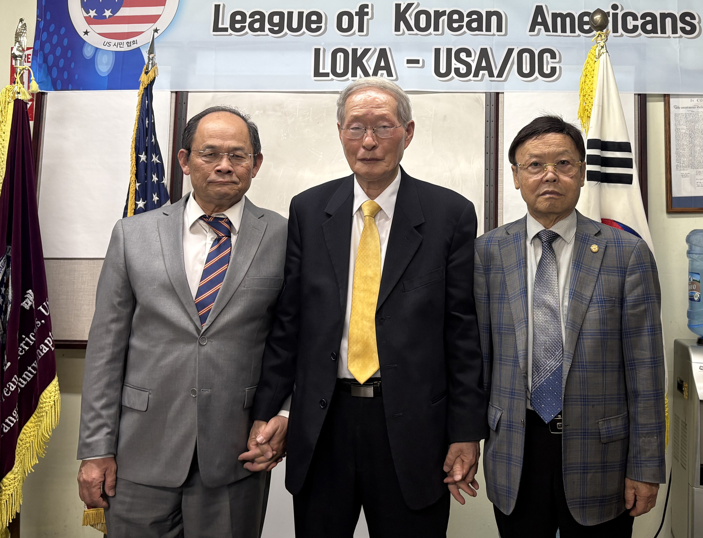 김도영(오른쪽부터) OC한미시민권자협회 이사장, 김재학 기독교법률센터 대표, 앤드루 김 변호사가 MOU 체결 직후 손을 맞잡고 있다.