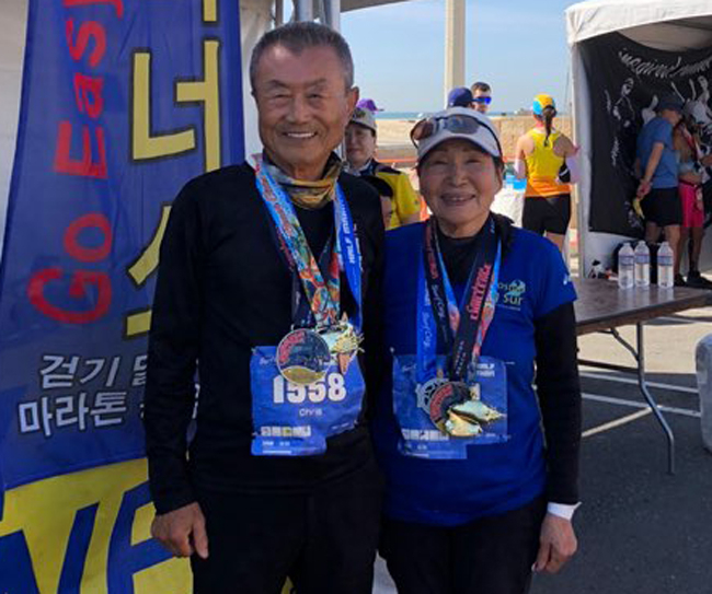 헌팅턴비치 대회서 하프 마라톤을 완주한 김명환(왼쪽), 케티 김씨 부부. [이지러너스 제공] 