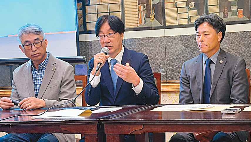 미주도산기념사업회 곽도원(가운데) 회장이 지난 6일 열린 기자회견에서 사업 내용에 관해 설명하고 있다. 김상진 기자