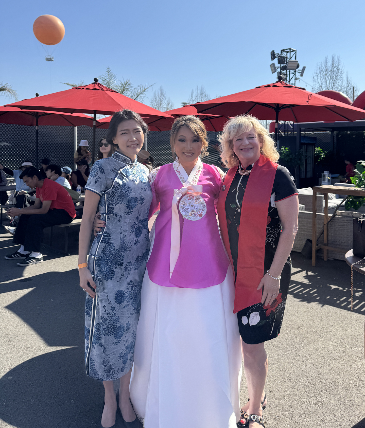 퍼레이드 그랜드 마셜 수지 서(가운데) 앵커가 멜린다 리우(왼쪽) 어바인 시의원, 카트리나 폴리 OC수퍼바이저와 함께 자리했다. [멜린다 리우 시의원실 제공] 