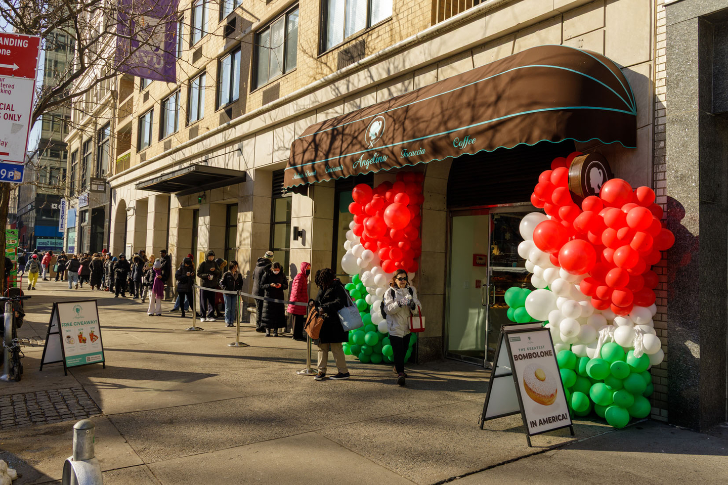 안젤리나 베이커리가 뉴욕시에서 가장 활기 넘치는 지역 중 하나인 유니온스퀘어 공원 인근에 새로운 매장을 오픈해, 고객들은 이탈리아 전통과 현대적인 뉴욕의 에너지가 조화롭게 어우러진 맛을 만날 수 있게 됐다. [사진 안젤리나 베이커리] 