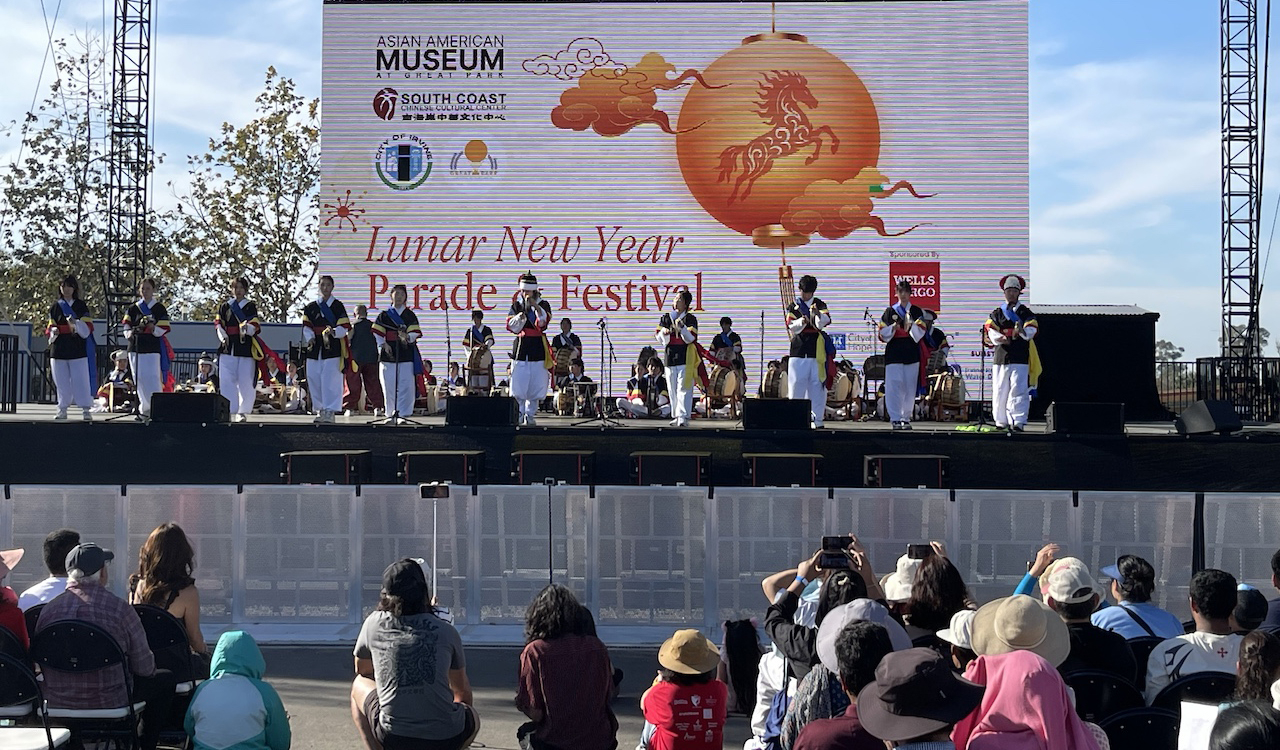 제1회 설날 페스티벌에서 두드림 아카데미 학생들이 사물놀이 공연을 하고 있다. [멜린다 리우 시의원실 제공] 