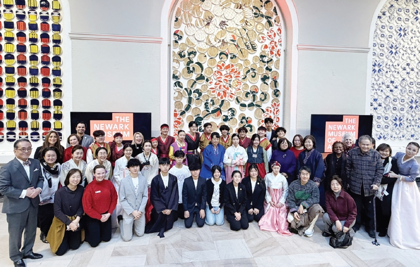 쇼미유어하트재단 주최로 열린 설맞이 축제가 지난 8일 뉴저지 뉴왁뮤지엄에서 지역 주민과 한인 가족들의 뜨거운 성원 속에 성황리에 개최됐다. 이번 행사는 차세대 한인들에게 뿌리 교육의 장을 제공하고, 주류 사회에 한국 문화의 정수를 알리는 민간 외교의 가교 역할을 했다.  [쇼미유어하트재단]