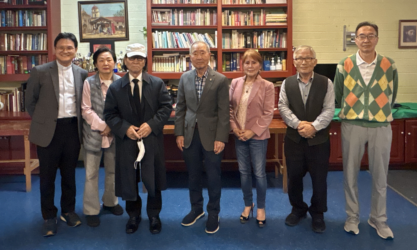 내달 개강할 봄학기를 준비 중인 은빛대학 관계자들. 왼쪽부터 토머스 이 학장, 제인 김 사무 간사, 박진영 이사, 김가등 이사장, 준 마츠무라 재무, 신베드로 스마트폰 강사, 제임스 차 골프 강사.