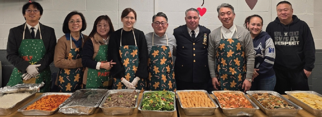 퀸즈한인회는 지난 10일 퀸즈북부순찰대를 방문해 한인 커뮤니티의 따뜻한 마음을 담은 한식 150인분의 점심식사를 전달했다. 이현탁 퀸즈한인회장은 “지역 치안과 안전을 위해 헌신하는 경찰들께 한인 사회의 감사와 응원의 마음을 전하는 자리”라고 말했다. 브라이언 헤네시 퀸즈북부순찰대장은 오는 28일 코리안 설날 퍼레이드 교통 통제 등 행사 지원을 약속했다.  [퀸즈한인회]