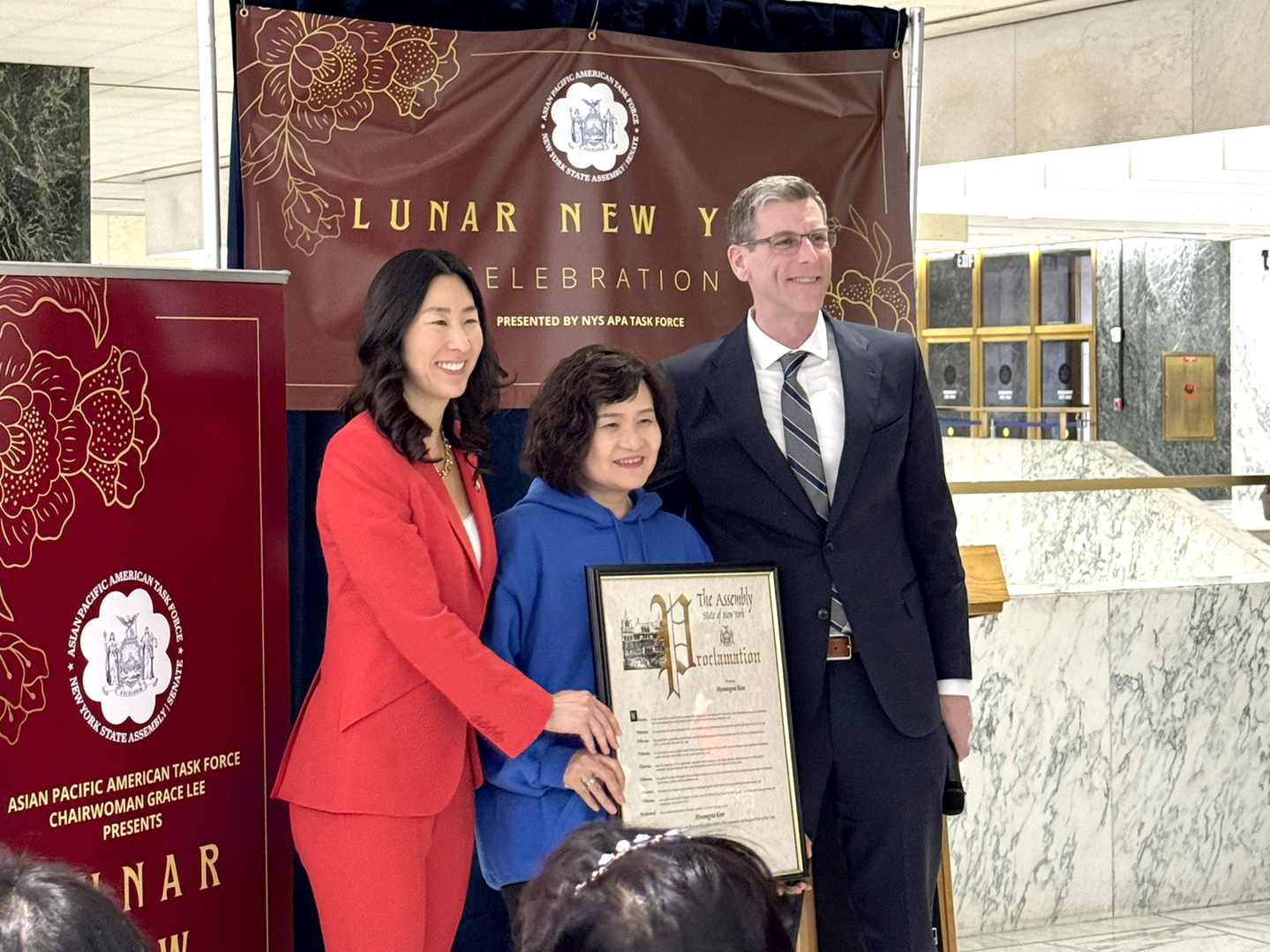 KCS 한인봉사센터는 10일 올바니 뉴욕주 의사당에서 열린 '아시아 태평양 섬계 미국인 형평 예산 연합(AAPI Equity Budget Coalition)' 옹호 활동에 참여해, AAPI에 대한 형평 예산 반영을 촉구했다. 이날 KCS 김명미 회장(가운데)은 커뮤니티를 위한 리더십과 헌신을 인정받아 뉴욕주하원 공식 표창을 수상했다. [KCS] 