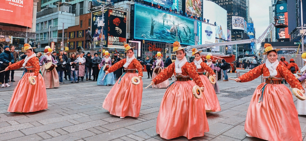 국가유산청과 국가유산진흥원이 뉴욕한국문화원과 함께 지난 11일 ‘국가유산 방문 캠페인’ 홍보 행사 〈코리아 온 스테이지 인 뉴욕〉의 막을 성대하게 올렸다. 이날 타임스스퀘어 광장에서 국가유산 영상 송출과 특별공연 등이 진행됐다.  [사진 뉴욕한국문화원]