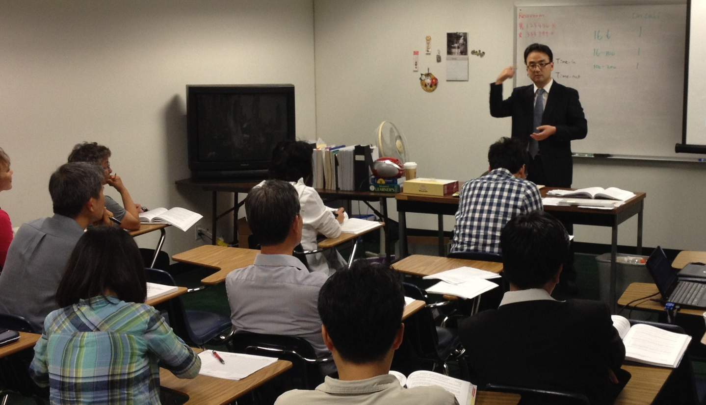  이동수 박사가 노인양로시설 운영자 자격증 과정에서 수강생들을 대상으로 실무 중심 강의를 진행하고 있다.