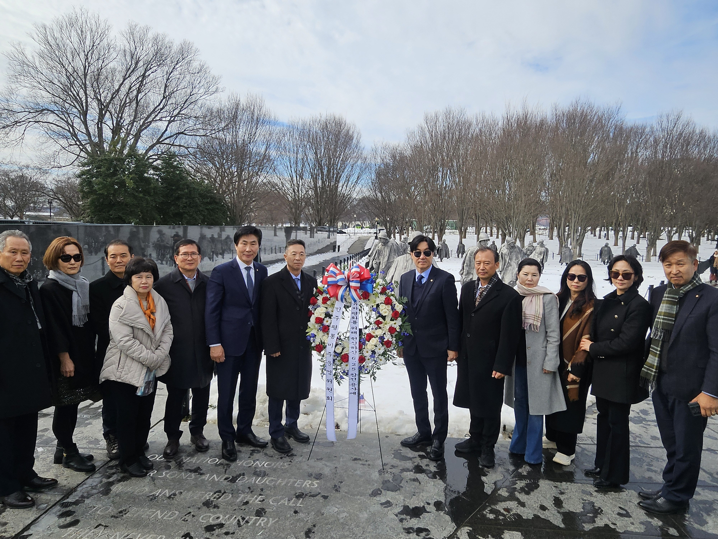 민주평통 미주지역 협의회장들이 워싱턴DC 한국전 참전기념 공원을 찾아 헌화하고 있다. [LA평통 제공]