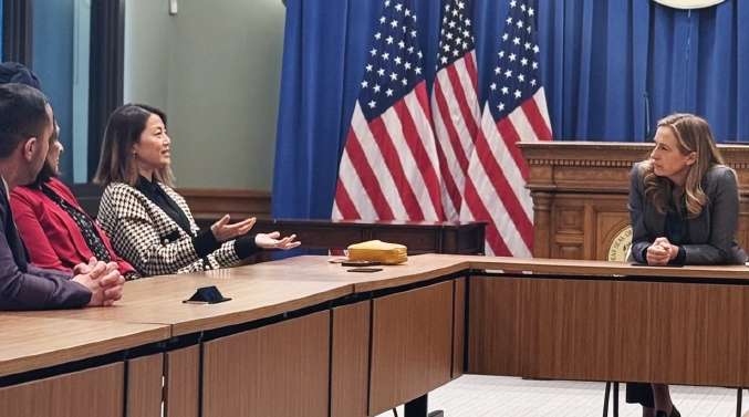 엘렌 박 뉴저지주하원의원(민주·37선거구)이 지난 12일 미키 셰릴 뉴저지주지사와 트렌턴 뉴저지주의사당에서 만나 아시아·태평양계(AAPI) 커뮤니티의 주요 현안과 정책 방향을 논의했다. 박 의원은 이날 현재 추진 중인 법안들과 주 전역의 이민자 현황을 설명하고, 주민 보호를 위한 실질적인 방안을 제시하는 동시에 이민세관단속국(ICE)의 권한 남용 문제에 대한 우려를 표명했다.  [엘렌 박 의원실]