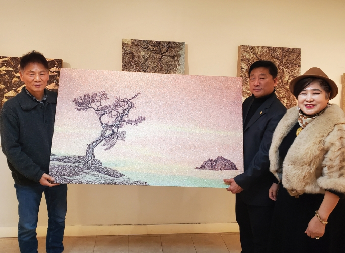 자개 소나무 그림의 대가로 알려진 강동윤 화백이 지난 10일 플러싱 코리아빌리지 갤러리에서 1만7000달러 상당의 독도 자개그림을 뉴욕한인회에 기증했다. 강 화백은 “뉴욕에 오기 전부터 한인사회 중심 역할을 하는 뉴욕한인회에 그림을 꼭 기증하고 싶었다”고 밝혔다.  [뉴욕한인회]