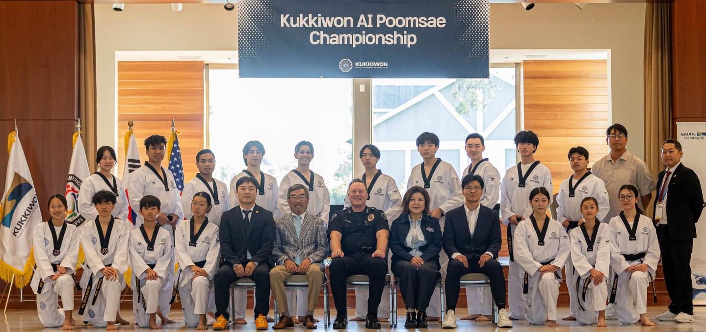 AI 품새 대회를 마친 직후 참가자, 국기원 가주 지부 관계자 등이 한자리에 모였다. 앞줄 왼쪽 여섯 번째가 신용섭 지부장, 신 지부장 오른쪽으로 부에나파크 시 브래들리 가이어 경찰국장 대행, 조이스 안 시의원. [가주 지부 제공]