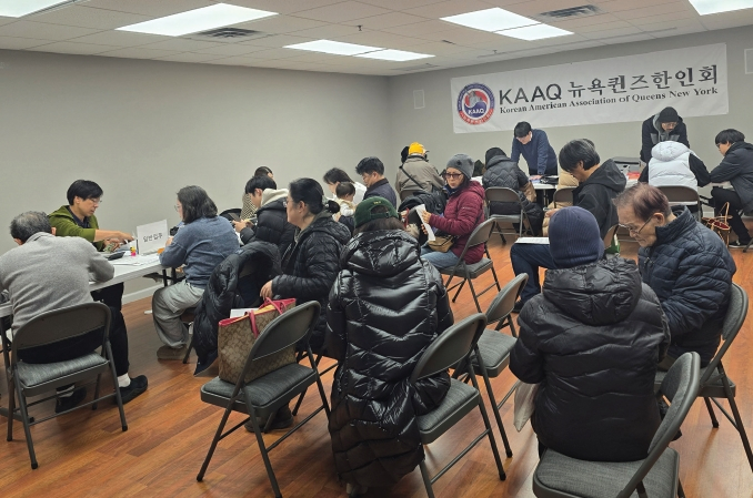 뉴욕총영사관이 퀸즈한인회 사무실에서 진행하는 순회영사서비스가 새해에도 성황을 이루고 있다. 지난 5일 서비스에선 약 80여건, 12일에는 118건의 민원이 처리됐다.  [퀸즈한인회]