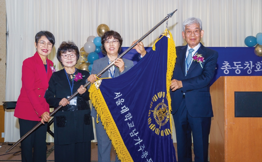 서울대 남가주 총동창회 정기총회 및 회장 이취임식 행사에서 채규황 회장(오른쪽)이 양수진 신임 회장(오른쪽에서 두번째)에게 동창회기를 전달하고 있다. [서울대 남가주 총동창회 제공]