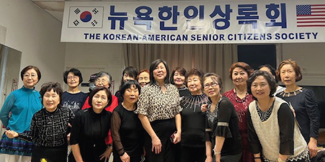 그레이스 멩 연방하원의원(민주·뉴욕 6선거구·가운데)은 19일 뉴욕한인상록회를 방문, 라인댄스 수업 중인 한인들을 만나 새해 인사와 덕담을 나누었다. 또한 상록회의 ‘나이차별 반대 운동’ 캠페인에 적극 협조하겠다고도 전했다.  [뉴욕한인상록회]