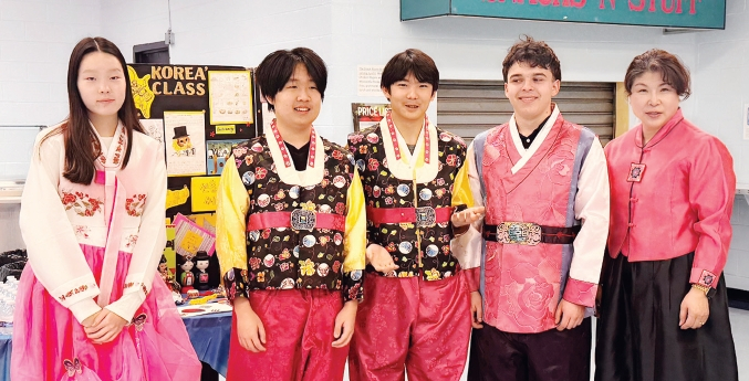 팰리세이즈파크고교 한국어반은 지난 19일과 20일 이틀간 설날 행사를 진행했다. 설날에 대해 조사.발표한 뒤 방과 후엔 약 300명의 학생들이 학생식당에 모여 불고기와 만두, 잡채 등 다양한 한국 음식을 먹은 후 한국 전통놀이를 체험하는 시간도 가졌다.  [팰리세이즈파크고교]