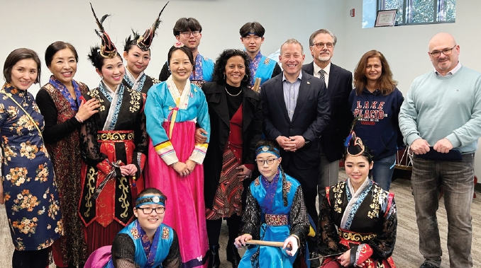 패밀리터치가 지난 21일 뉴저지 리버에지도서관에서 ‘설날 축하 행사’를 진행했다. 이날 행사에서 우리가락한국문화예술원 단원들은 검무와 북 공연을 펼쳐 관중들에게 큰 박수를 받았다.  [우리가락한국문화예술원]