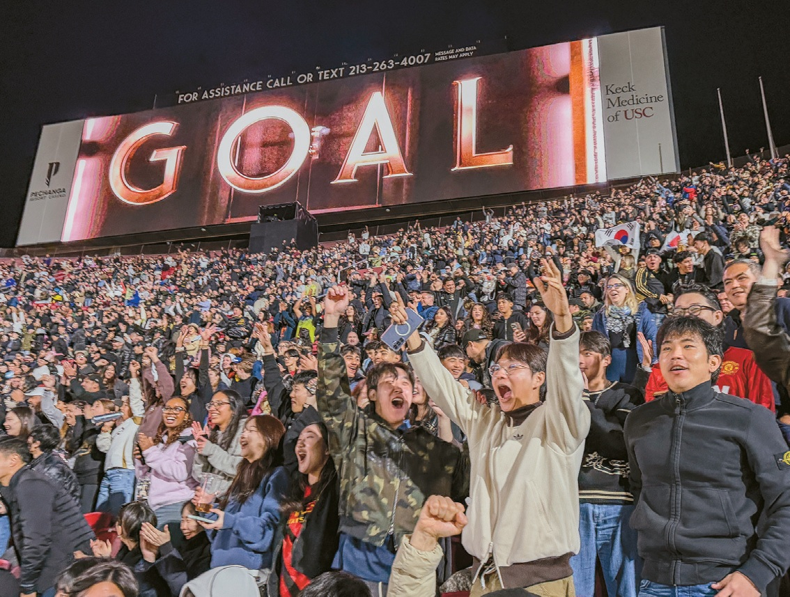 21일 LA 메모리얼 콜리세움에서 열린 LAFC-인터 마이애미 CF 경기에서 후반 추가시간 LAFC가 쐐기골을 넣자 관중석의 한인 팬들이 환호하고 있다. 김상진 기자