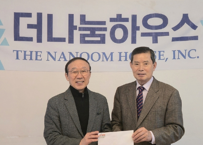 21희망재단이 지난 18일 무연고자 장례 비용으로 써달라며 더나눔하우스에 1000달러를 후원했다. 왼쪽 박성원 더나눔하우스 목사, 오른쪽 곽호수 21희망재단 복지원장.  [21희망재단]