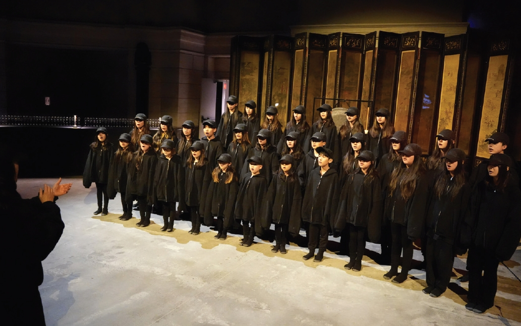 뉴욕한인청소년합창단이 지난 19일 디자이너 ‘알렉산더 왕’이 주최한 문화예술 행사 ‘The Wang Contemporary’ 오프닝 나이트 초청 공연에 참여해 성공적인 무대를 선보였다. 합창단은 디자이너 알렉산더 왕이 직접 선정한 곡들과 케이팝데몬헌터스 OST ‘골든’을 에너지 넘치게 부르며 행사장 분위기를 고조시켰다.  [뉴욕한인청소년합창단]