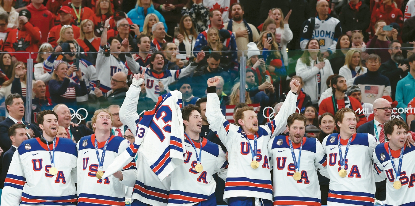 22일(현지시각) 이탈리아 밀라노 산타줄리아 아이스하키 아레나에서 열린 2026 밀라노-코르티나 동계올림픽 아이스하키 남자부 시상식에서 캐나다를 꺾고 금메달을 차지한 미국 대표팀이 기뻐하고 있다.  [로이터]