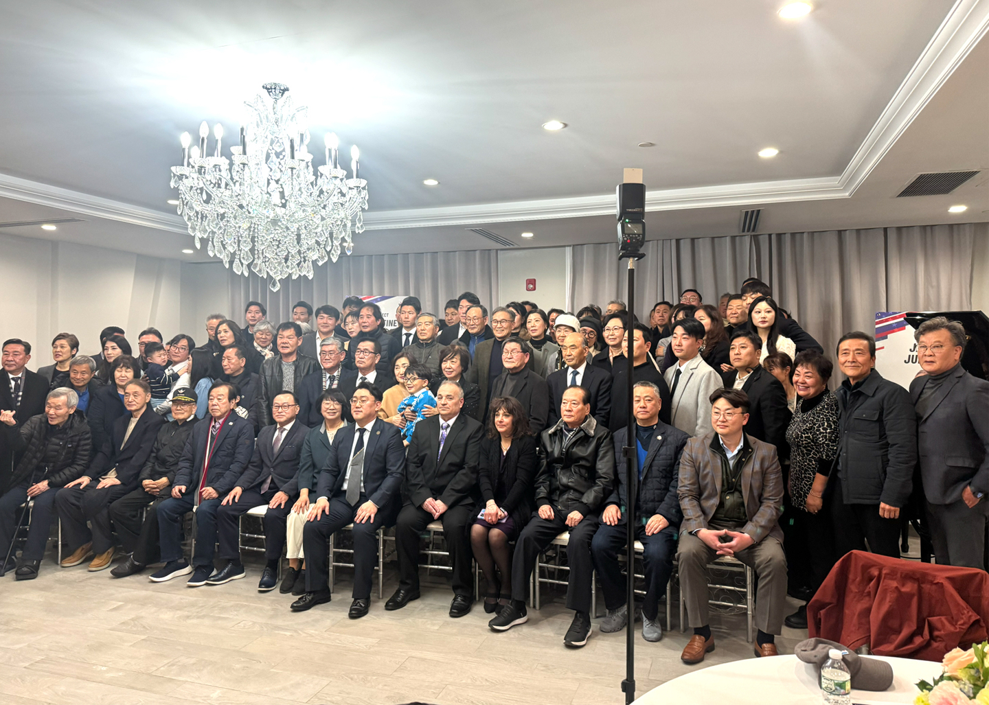 팰팍 민주당 예비 시장선거에 출마한 민석준 후보(앞줄 가운데) 후원회 행사가 지역 주민과 지지자, 커뮤니티 리더 등 200여 명이 참석해 열기 속에 진행됐다. [사진 민석준 시장후보 캠프]