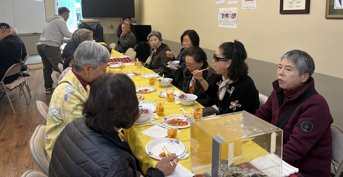 OC한미시니어센터에 모인 시니어들이 떡국을 먹으며 대화를 나누고 있다.