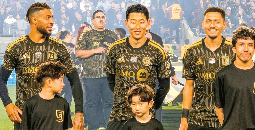 지난 21일 열린 LAFC-인터 마이애미 경기에서 손흥민이 오은우군과 함께 국가 연주를 기다리고 있다. 드니 부앙가(뒷줄 맨 왼쪽)는 은우군의 형 연우군과 함께했다.  김상진 기자