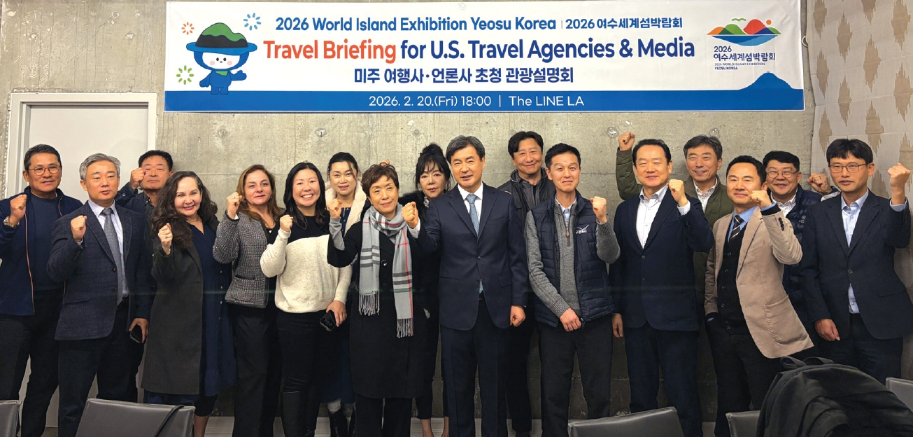 지난 20일 LA한인타운 라인 호텔에서 열린 2026 여수세계섬박람회 설명회를 마치고 조형근(앞줄 왼쪽에서 여섯 번째) 섬박람회 조직위원회 기획본부장 등 참석자들이 관광 유치를 다짐하고 있다.