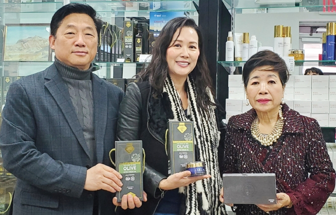 뉴욕한인회가 오는 27일 ‘뉴욕한인의 밤’ 갈라행사를 위해 차량 편의를 제공하기로 했다. 뉴욕한인회 측은 “한인밀집지역에 콜택시와 15인승 밴을 대기시키고, 콜택시 비용 절반을 한인회가 지원할 방침”이라고 밝혔다. 한편 행사가 얼마 남지 않은 시점에 야엘 코스메틱사가 이스라엘산 엑스트라 버진 오일 100병 및 고급화장품 10개를 후원하는 등 갈라 행사에 후원이 쇄도하는 것으로 파악됐다. 야엘 코스메틱사의 이야엘 대표(가운데)가 뉴욕한인회에 7000달러 상당의 물품을 후원하는 모습.  [뉴욕한인회]