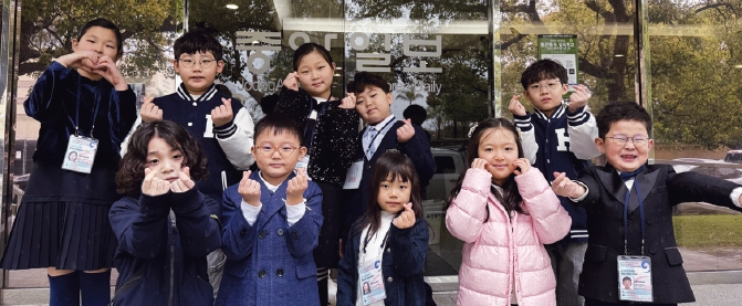 지난 19일 본지를 찾은 한국 학생예능단 학생들. 앞줄 왼쪽부터 시계 반대방향으로 최지우(HIFS국제학교1), 김산하(아이가르텐청담 유치), 남수빈(대치잉글리쉬파크 유치), 김담비(아이가르텐청담 유치), 윤태온(아이가르텐청담 유치), 김이든(한양초2), 강이현(홍대부속초2), 원정인(도곡초3), 김이안(한양초4), 원정음(도곡초4).