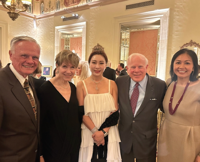 김민선 백악관 역사위원회 자문위원(가운데)은 지난 18일 플로리다주 팜비치에서 열린 ‘백악관 역사위 겨울 베니핏 갈라’에 참석했다. 이번 갈라에선 백악관 웨스트윙에 40여년간 전시된 작품도 일반에게 공개돼 관심을 끌었다.  [롱아일랜드컨서바토리]