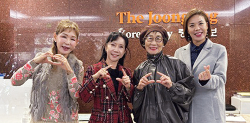 (왼쪽부터)한미무용연합 정란희 실버발레단 반장, 진 최 진발레스쿨 단장, 이경희 디카시협회 이사, 미쉘 심 SMUSA 모델협회 총무. 