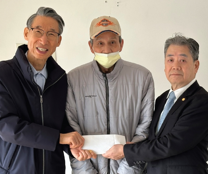 주님의식탁선교회는 최근 미동부바울선교회로부터 사랑의 후원금 1500달러를 지원받았다고 26일 전했다. 주님의식탁선교회는 서류미비자 한인의 영구 귀국 프로그램을 운영해오고 있다.  [주님의식탁선교회]