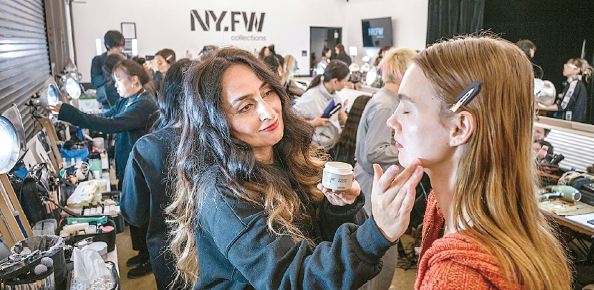 뉴욕 패션위크 백스테이지에서 메이크업 아티스트들이 모델 메이크업 전 단계에서 모아트랩 스킨케어 제품을 사용하고 있다.[모아트랩 제공]