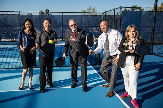 마이크 워드 커뮤니티 공원 피클볼 개장식에 참석한 래리 에이그런(가운데) 시장, 시의원들. [어바인 시 제공]