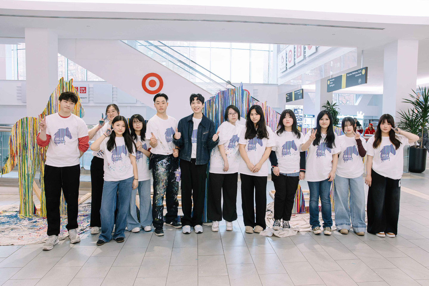 플러싱 스카이뷰 몰은 설맞이 행사에서 이현준 작가가 프랜시스루이스 고교생들과 협업해 제작한 거대한 말 조형물 '길조의 질주(Auspicious Gallop)'를 3월 말까지 전시한다. [사진 스카이뷰 몰]