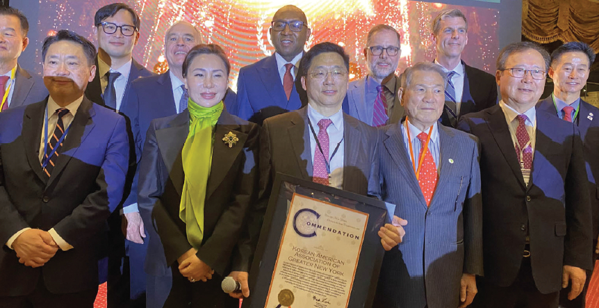 지난달 27일 퀸즈 마퀴 아스토리아에서 개최된 ‘2026 뉴욕한인의 밤 ’갈라 행사에서 이명석 뉴욕한인회장(앞줄 가운데)과 전직 회장들, 론 김 뉴욕주하원의원(민주.40선거구)을 비롯한 지역 정치인들이 포즈를 취하고 있다.