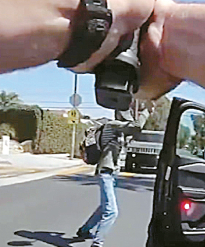 경찰관이 마르티네스에게 총구를 겨누고 있다. [보디캠 영상 캡처]