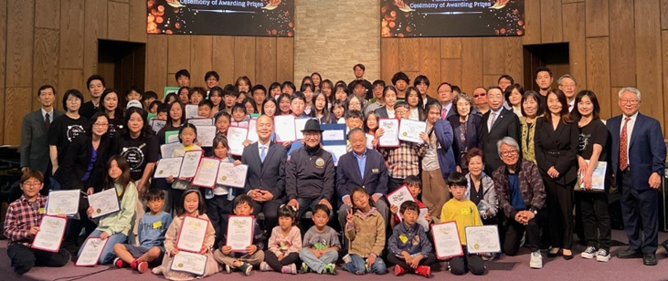 효사랑선교회가 효 글짓기?그림 공모전을 연다. 지난해 공모전 시상식 직후 참가자들이 한자리에 모였다. [효사랑선교회 제공] 